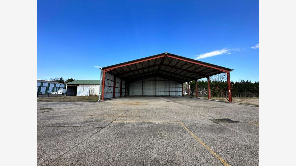 depot industruel de 3000 m² environ sur un hectare