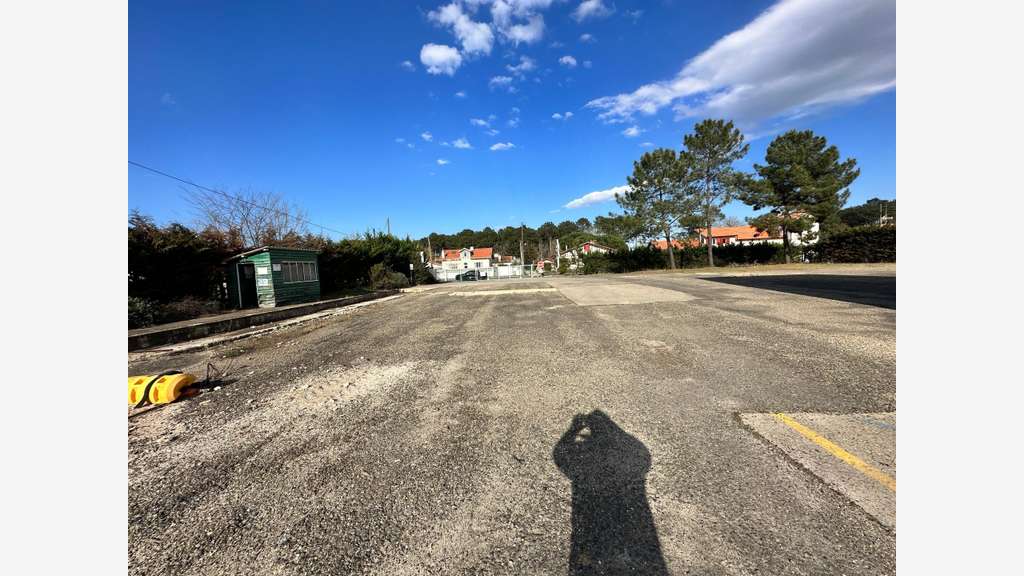 depot industruel de 3000 m² environ sur un hectare
