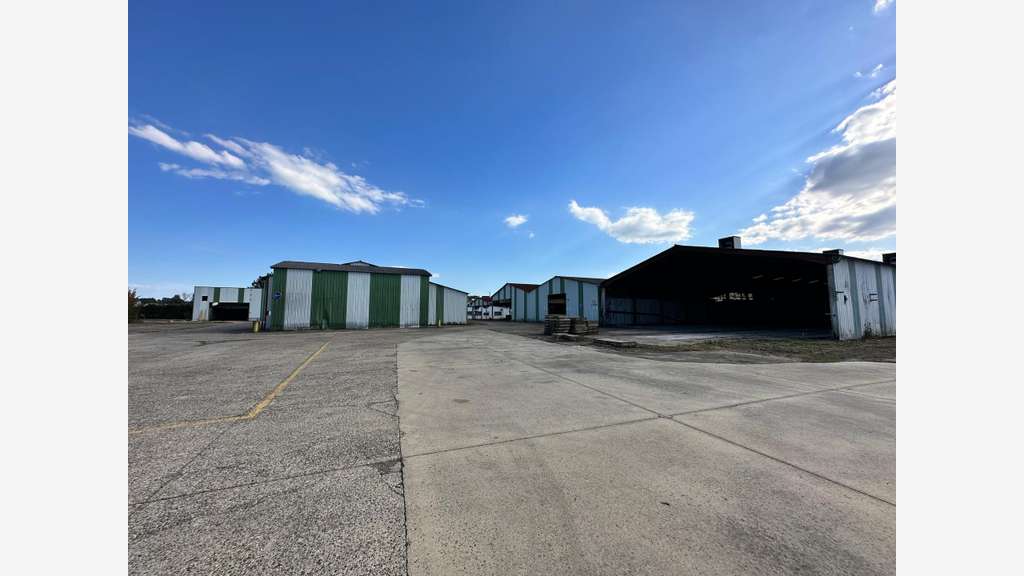 depot industruel de 3000 m² environ sur un hectare