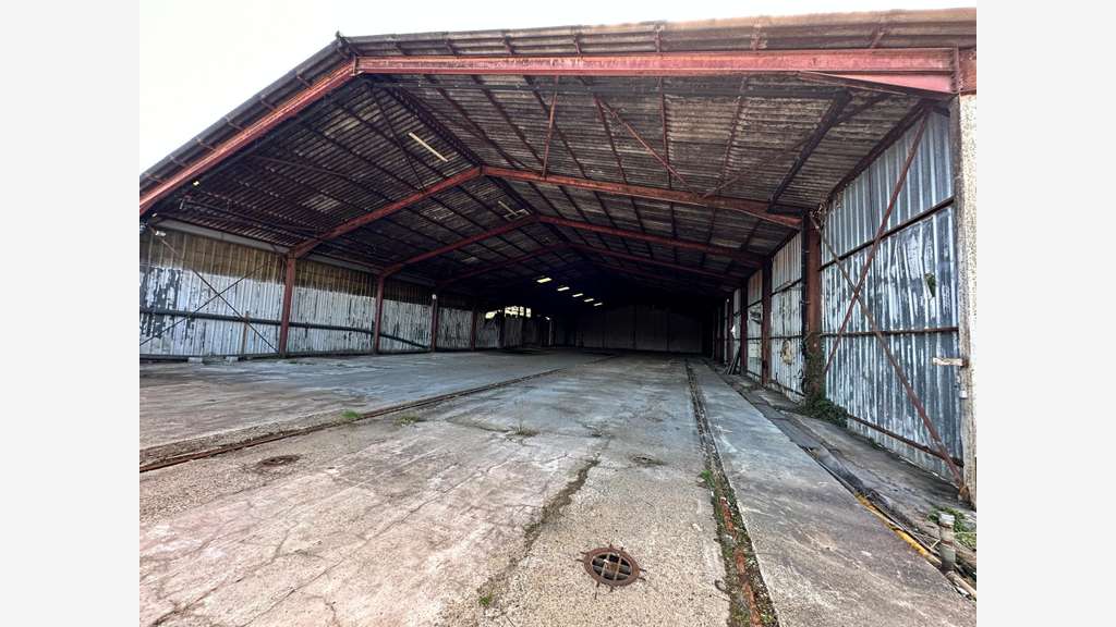 depot industruel de 3000 m² environ sur un hectare