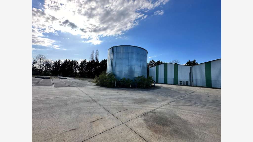 depot industruel de 3000 m² environ sur un hectare
