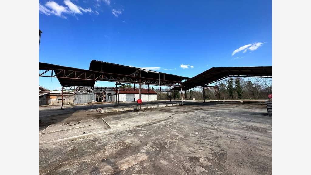 2500 m² de batiment industriels sur 11000 m² de t