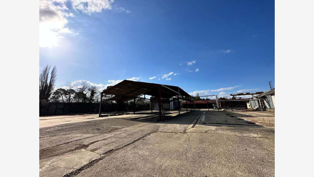 2500 m² de batiment industriels sur 11000 m² de t