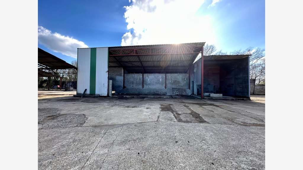 2500 m² de batiment industriels sur 11000 m² de t