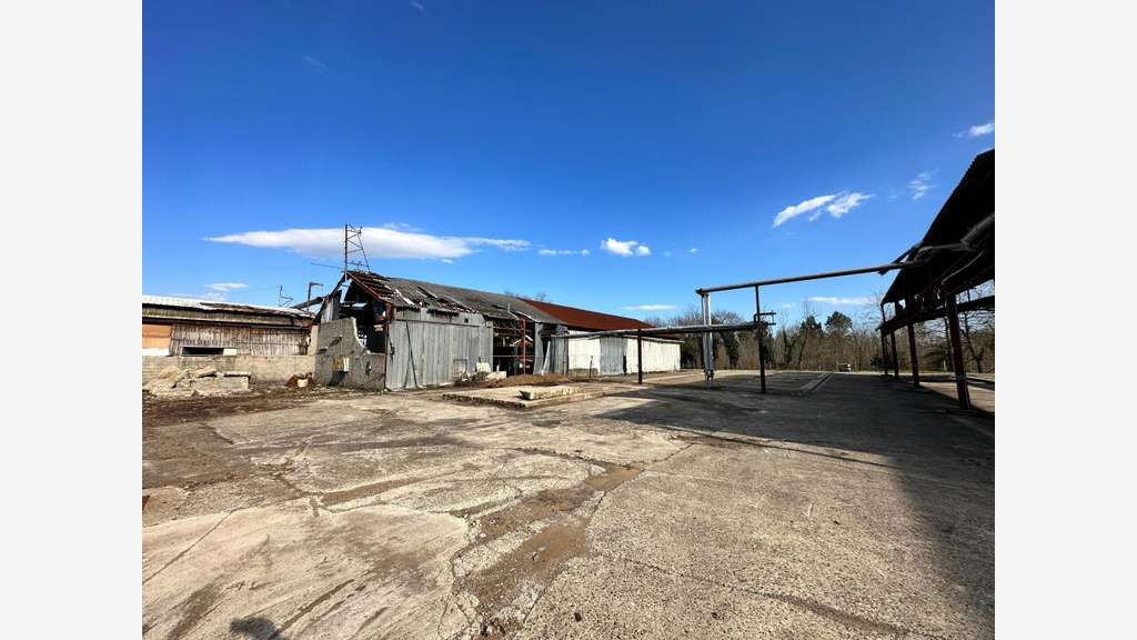 2500 m² de batiment industriels sur 11000 m² de t