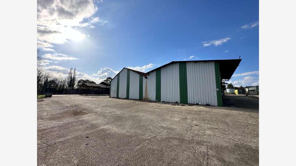2500 m² de batiment industriels sur 11000 m² de t
