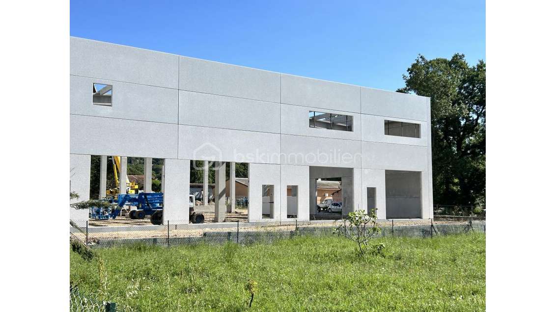 Vente très beau local acces direct sur la RD562