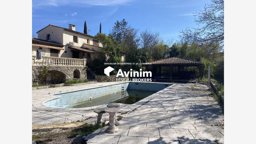 Vente local commercial 720m² à Montauroux