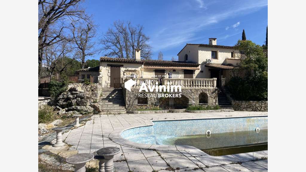 Vente local commercial 720m² à Montauroux