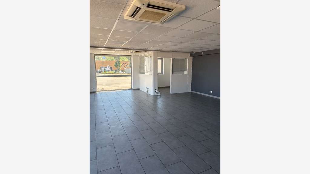 EXCLUSIVITE ! Local d'activité emplacement numéro