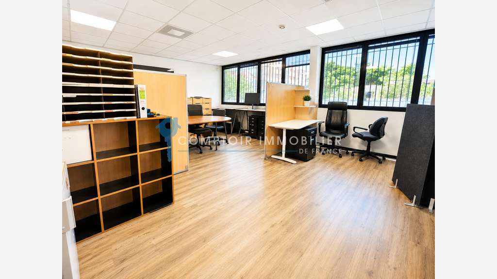 A vendre local prof 54m² R+1 à Montpellier centre