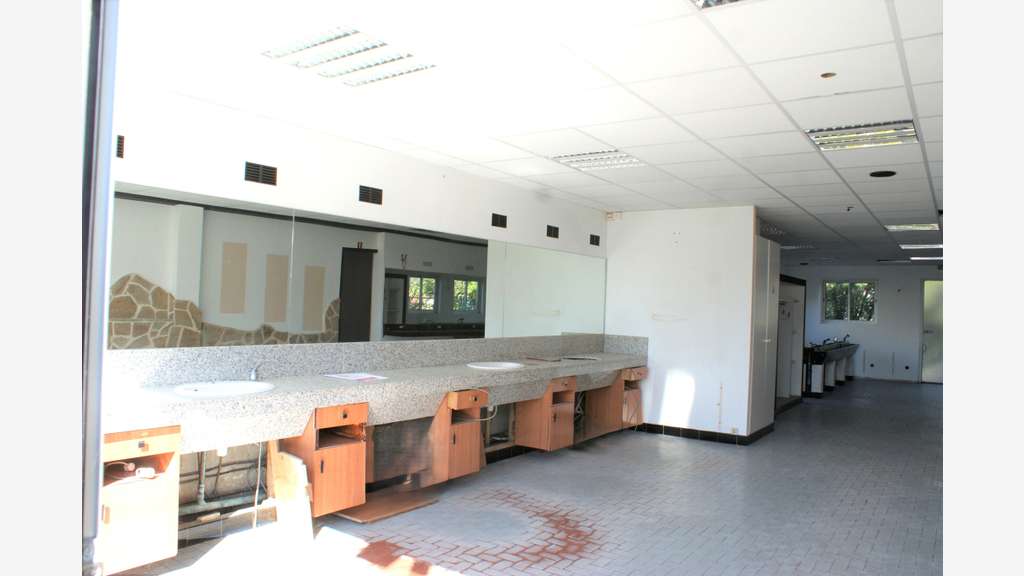 Ensemble de locaux à usage commercial + 4 places d