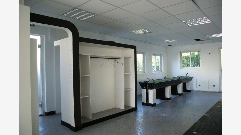 Ensemble de locaux à usage commercial + 4 places d