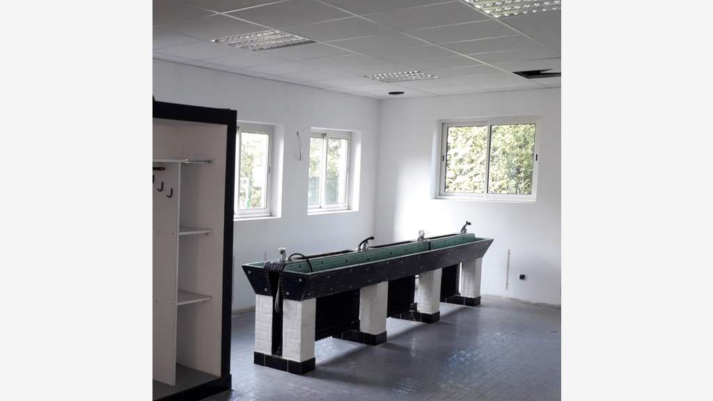 Ensemble de locaux à usage commercial + 4 places d