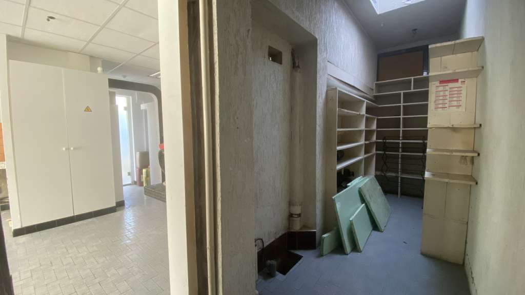 Ensemble de locaux à usage commercial + 4 places d