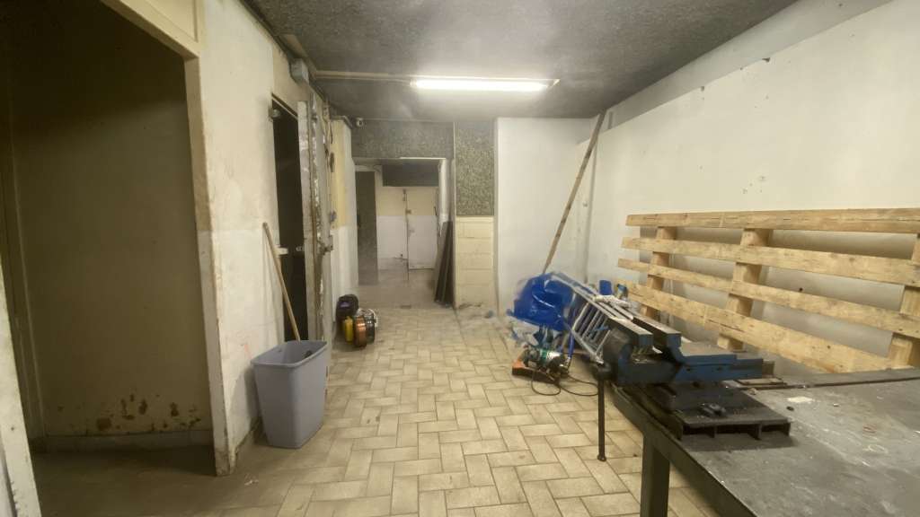 Ensemble de locaux à usage commercial + 4 places d
