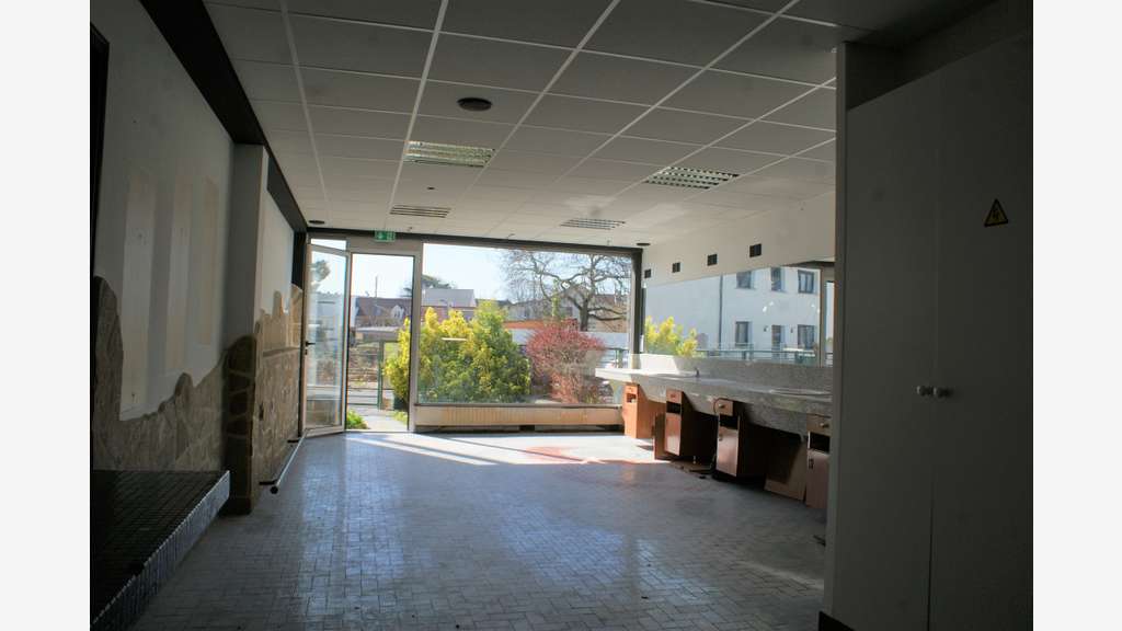 Ensemble de locaux à usage commercial + 4 places d