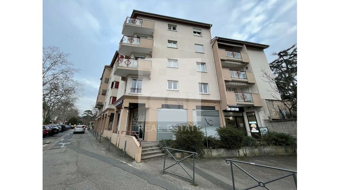 Local commercial 66m² à vendre Neuville sur Saône