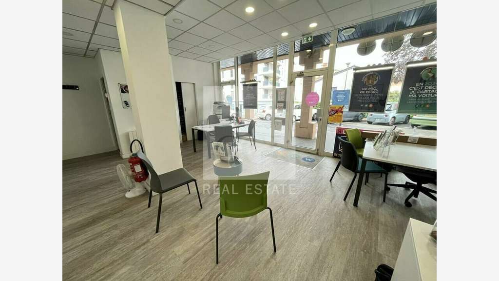 Local commercial 66m² à vendre Neuville sur Saône