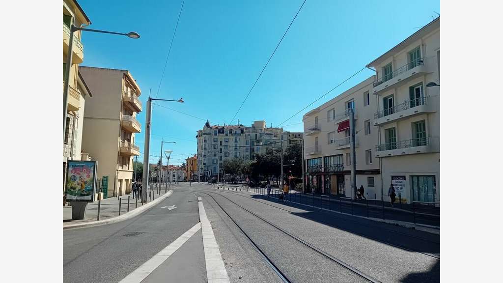 AV murs commerciaux occupés axe passant 74m² Nice
