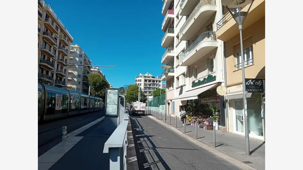 AV murs commerciaux occupés axe passant 74m² Nice