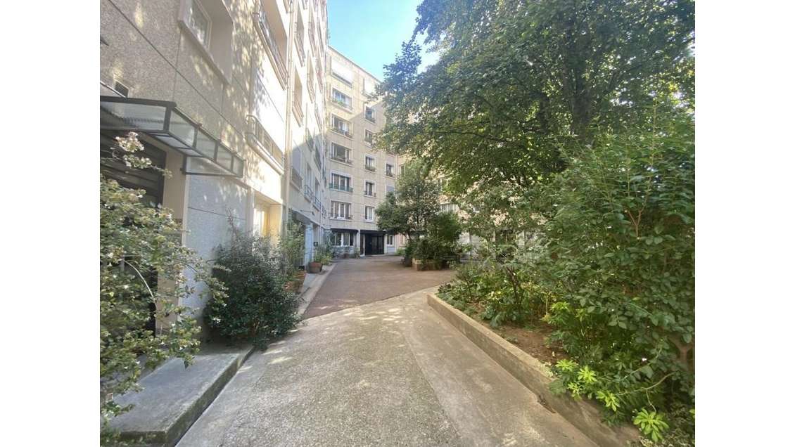 AV murs commerciaux occupés Paris 11e Ledru-Rollin