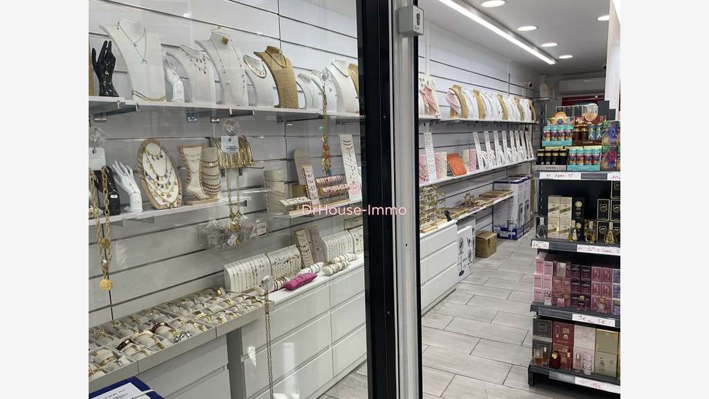 MURS de Deux boutiques accolées
