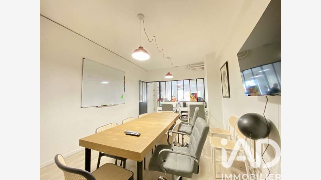 AV bureau 45m² à Paris 75018 quartier dynamique
