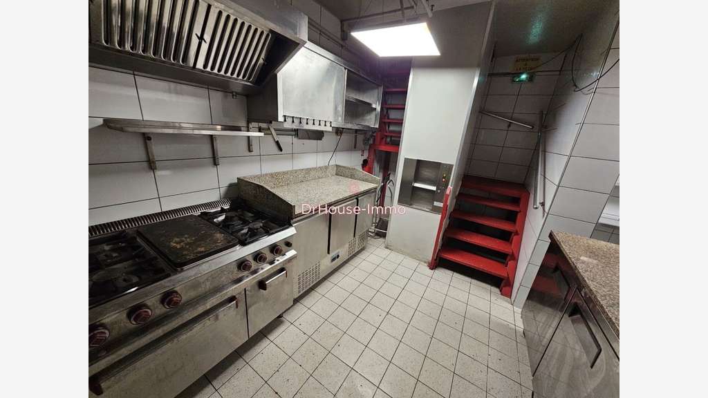A vendre murs libres restaurant 97m² à Paris 18e