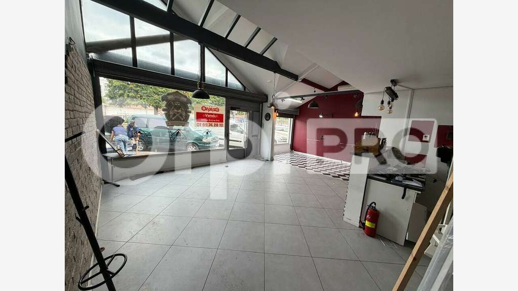A vendre local commercial de 75m² à Ris Orangis