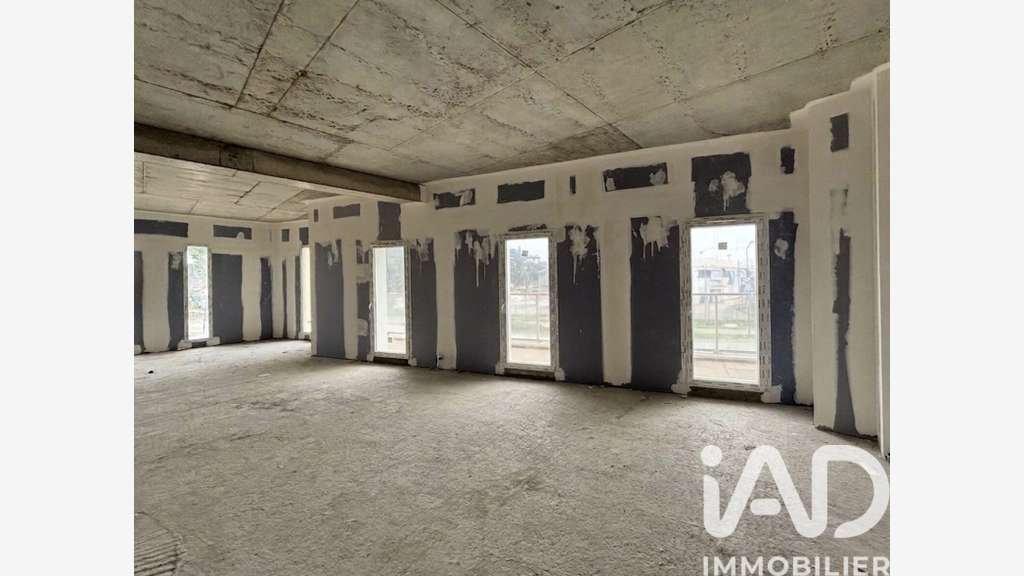 Vente bureau neuf 81m² en étage à Rodilhan