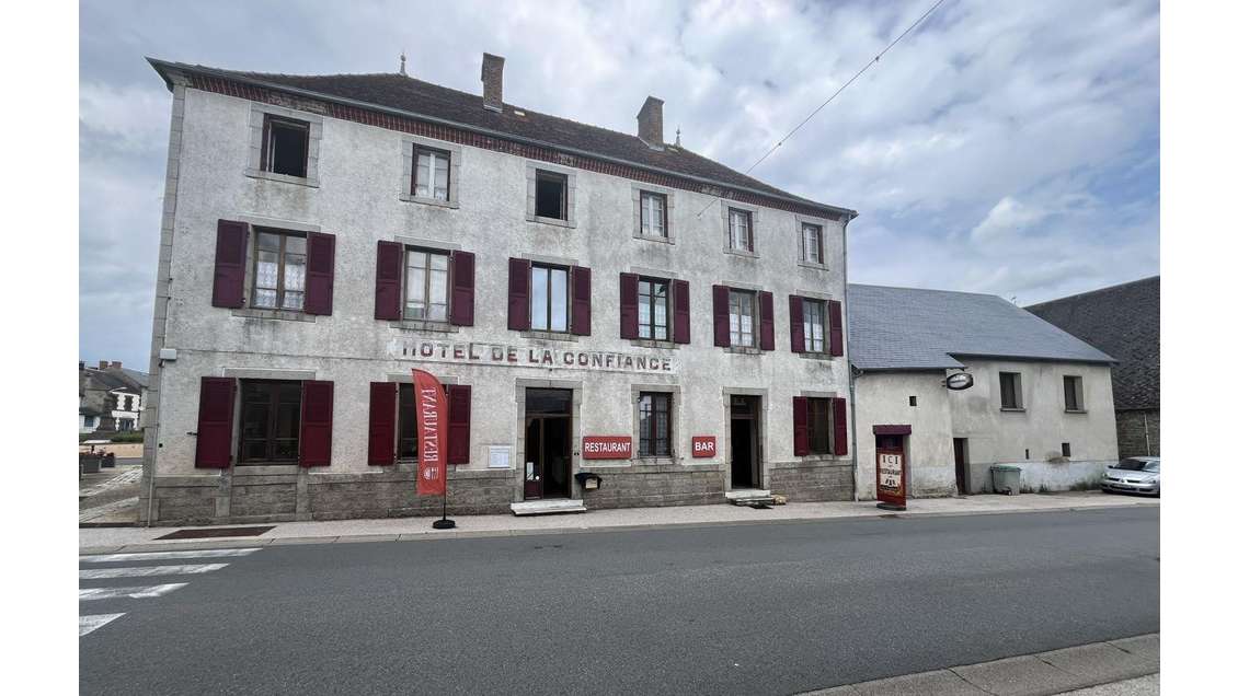 Vente murs ancien hôtel 220m² à Saint-Avit