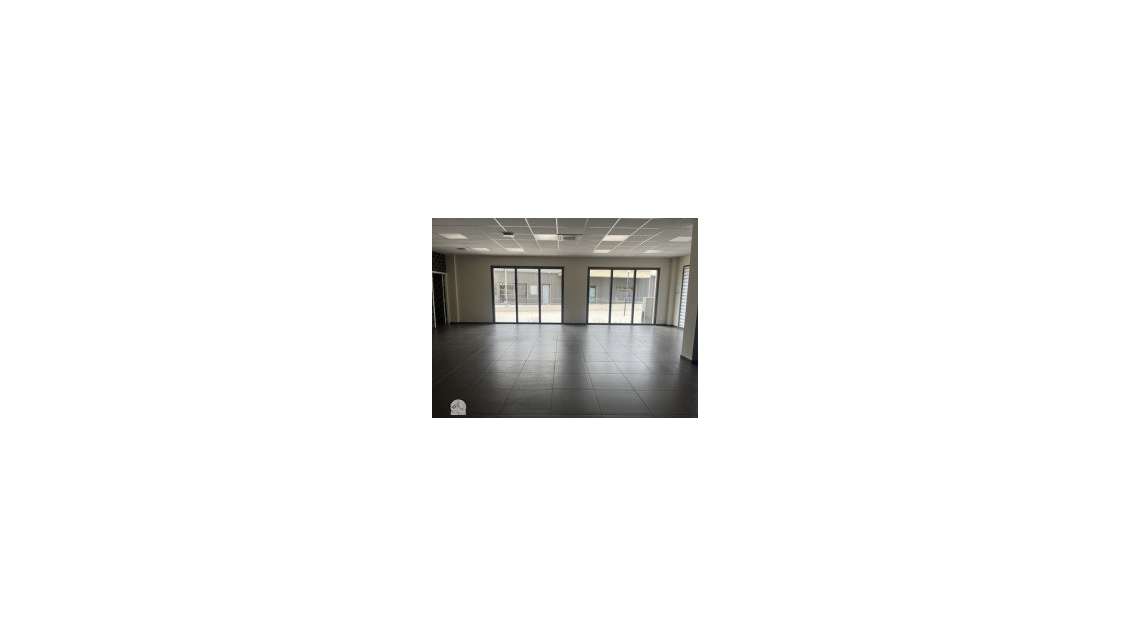 Local commercial 160 m2 entrée SAINT ESTEVE