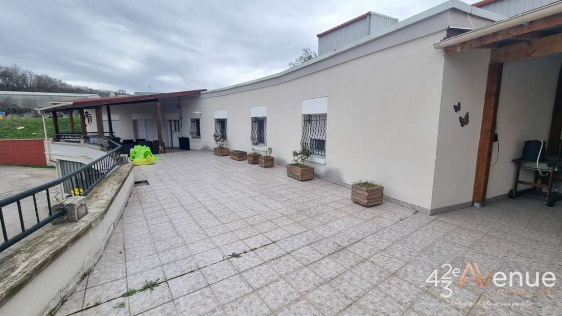 Local 140m², terrasse 100m², 2 places de parking