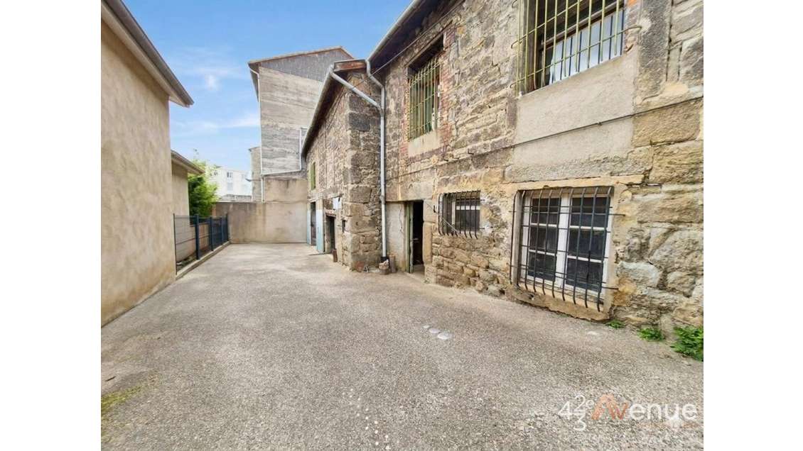 AV local 200m² 2 niveaux à St Étienne Le Soleil