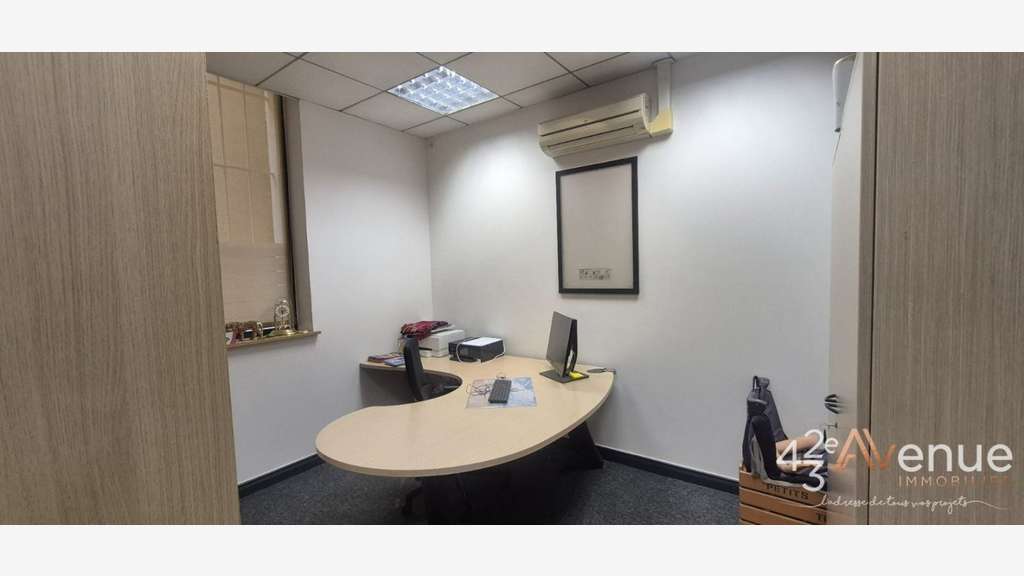 AV local commercial libre 82m²  à Bellevue