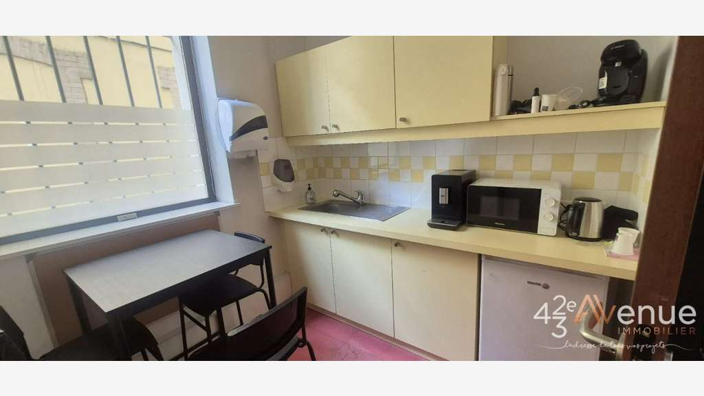 AV local commercial libre 82m²  à Bellevue