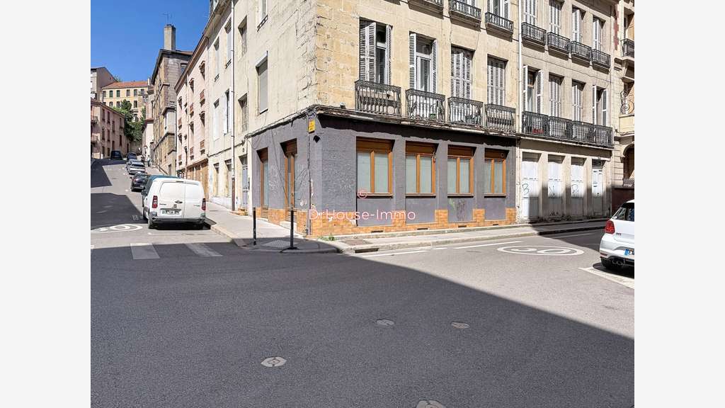 Vente local de caractère 49m² angle à St-Étienne