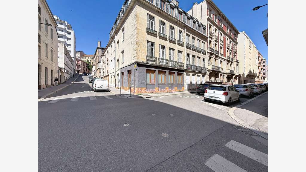 Vente local de caractère 49m² angle à St-Étienne