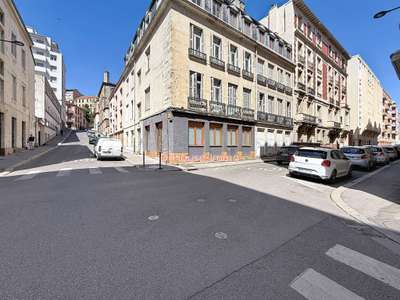 Vente local de caractère 49m² angle à St-Étienne