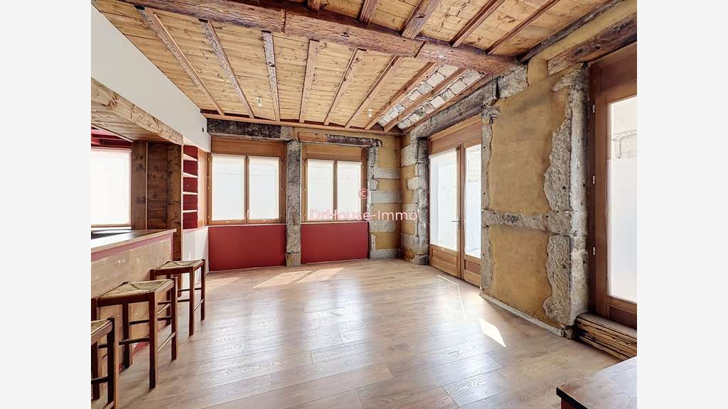 Vente local de caractère 49m² angle à St-Étienne