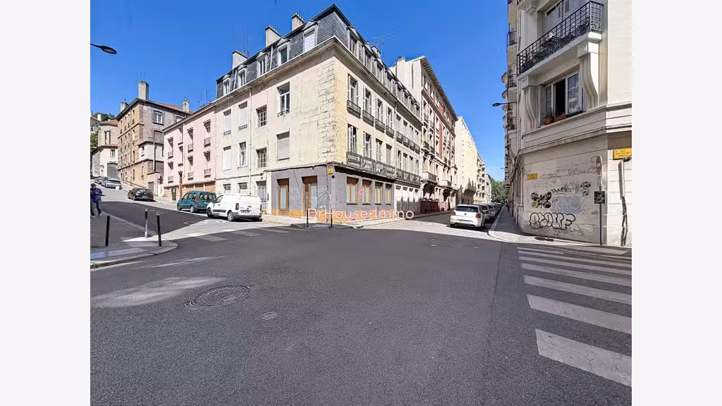 Vente local de caractère 49m² angle à St-Étienne