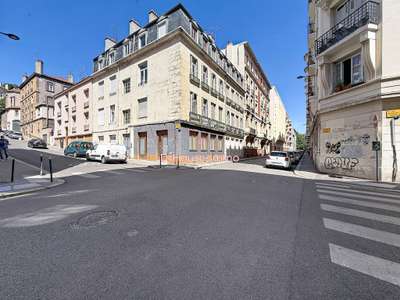 Vente local de caractère 49m² angle à St-Étienne
