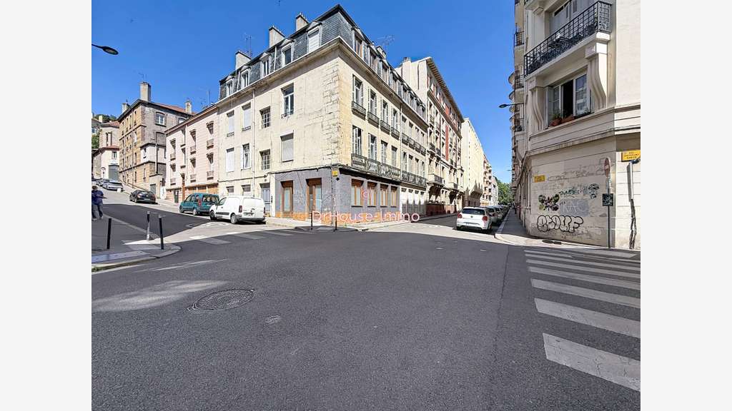 Vente local de caractère 49m² angle à St-Étienne