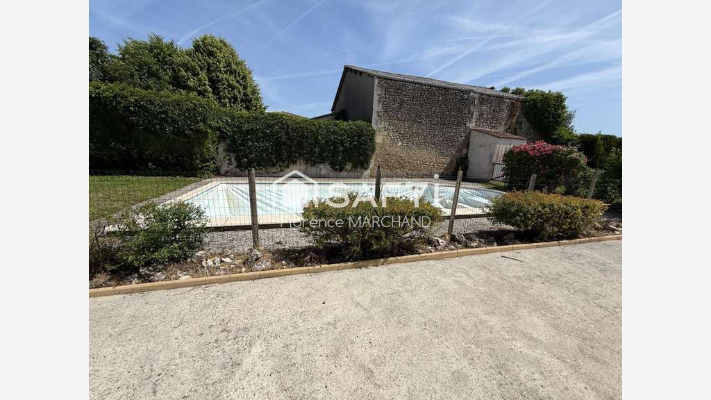Vente immeuble 215m² restaurant piscine dept 17