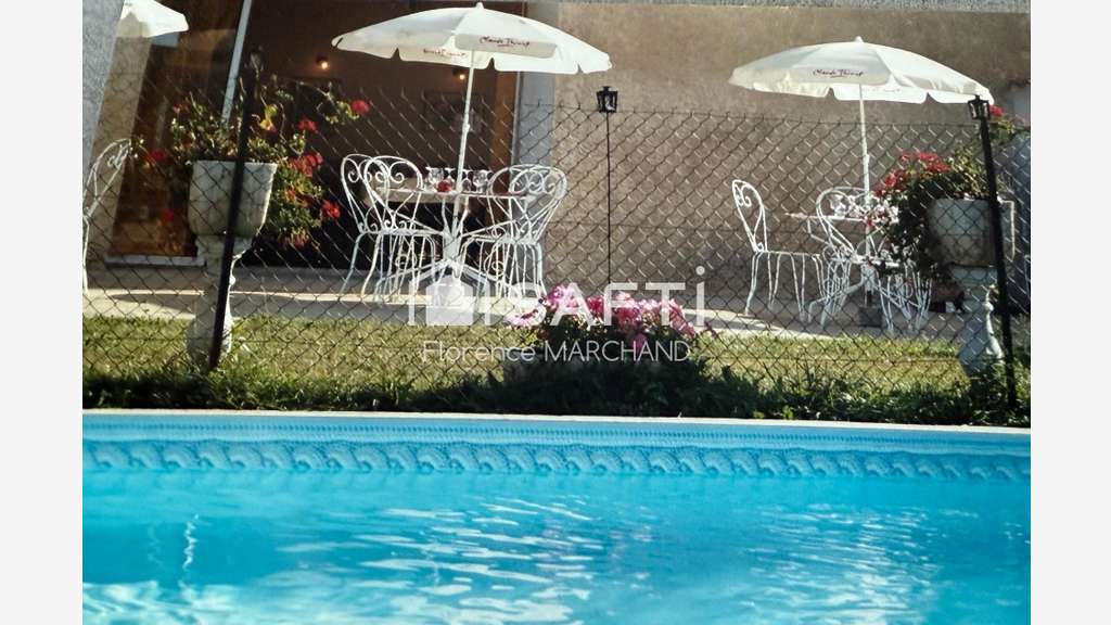 Vente immeuble 215m² restaurant piscine dept 17