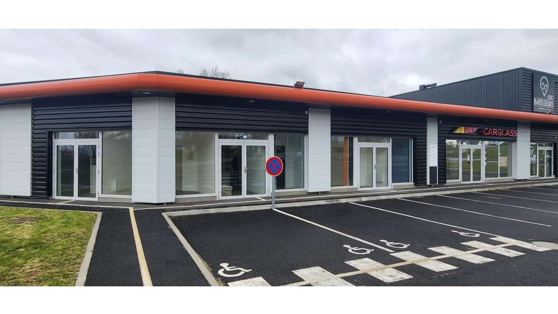 Vente local commercial 55m² + parkings à St Junien