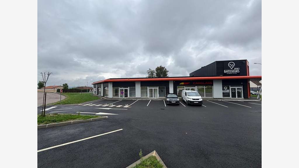 Vente local commercial 55m² + parkings à St Junien