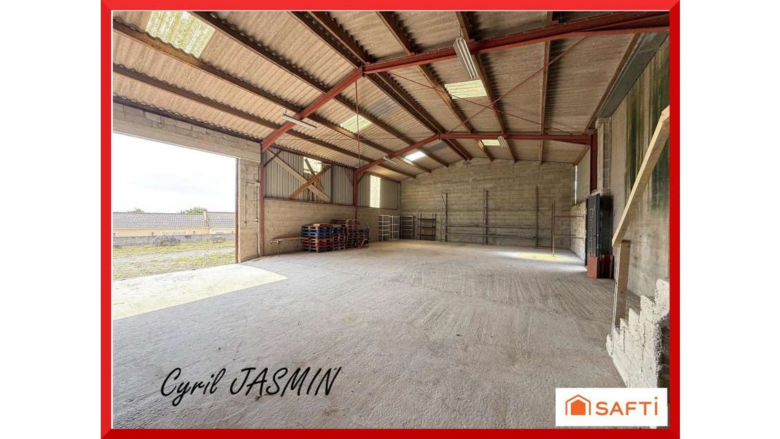 Bâtiment artisanal avec bureaux et grand terrain