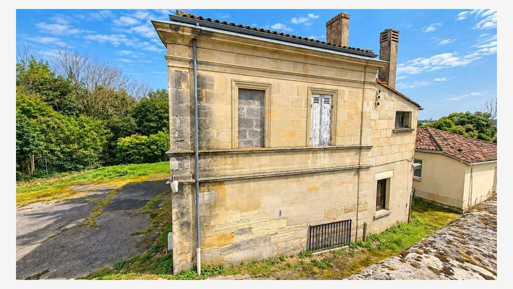 Local commercial de 350m² à vendre à Saint-Loubès